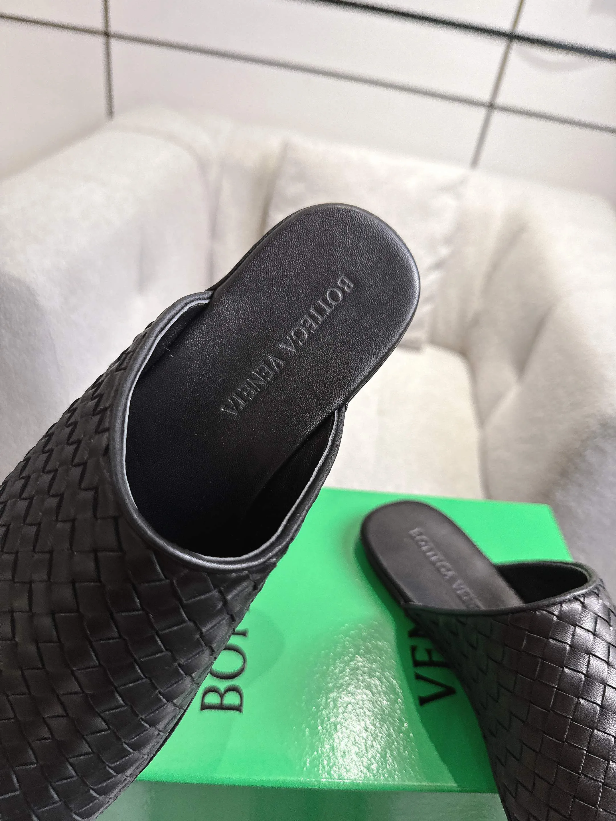 [BV] Top P: 720💰Size for couples: 35-44 (40.41 for women, 38 for men, 45.46.47, custom-made and non-returnable) Bottega Veneta 2025 Autumn counter synchronized genuine leather outsole classic woven half-drag couple model Bottega Veneta square-toe flat shoes, imported mixed sheepskin, imported sheep! Leather outsole! [Rose][Rose]! Purely hand-woven and operated, the original board is reproduced one-to-one! quality assurance!